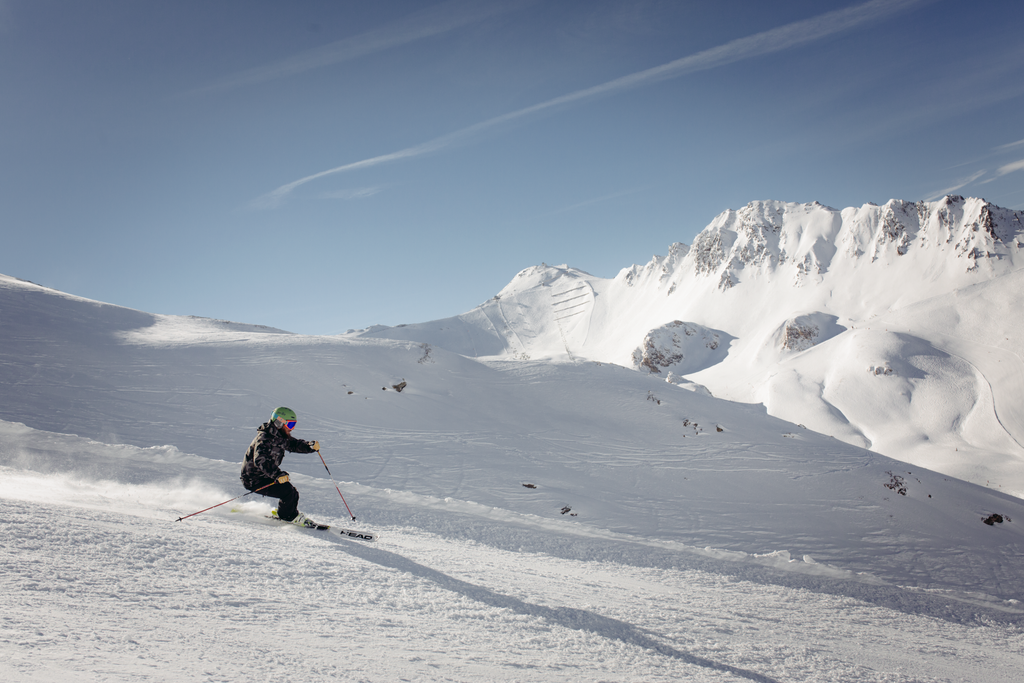 Ischgl_Solo Skier on High-Altitude Slope_(c): Tirol Werbung / Jarisch Manfred