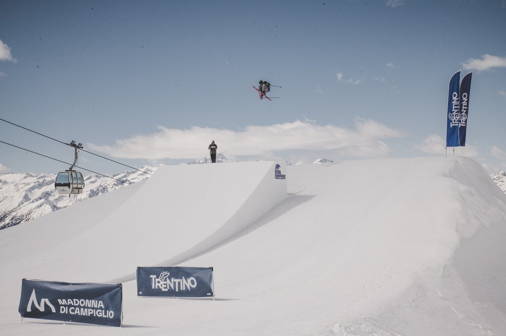Madonna di Campiglio_Skier Grab Trick in Snowpark_(c): Madonna di Campiglio
