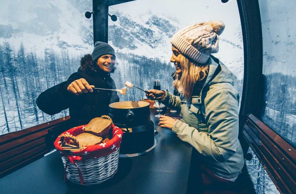 Saas Fee_Fondue Gondola_Couple Dinner_(c): Saas Fee/Saastal