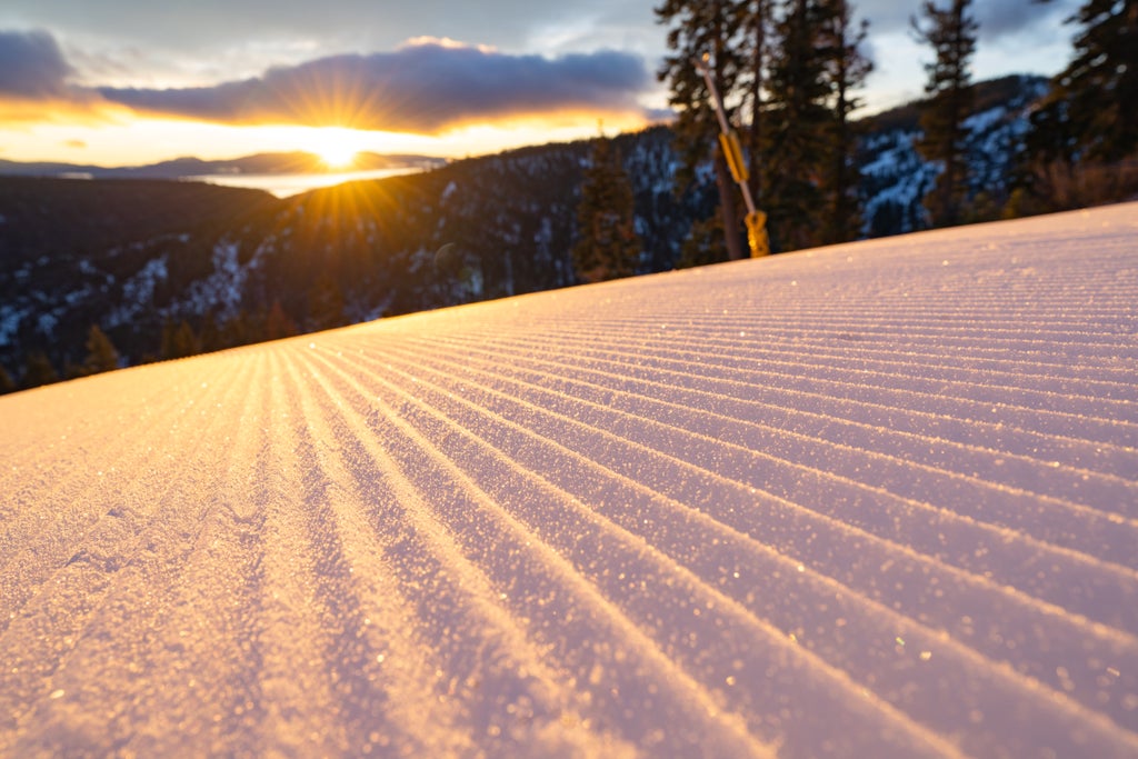 Palisades Tahoe_Fresh Tracks_Sunrise_(c): Palisades Tahoe
