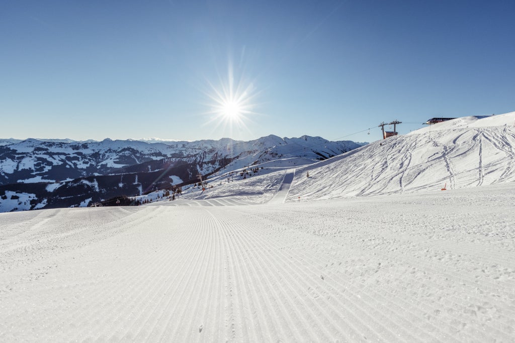 Alpbach_Schatzberg Groomed Slope Panorama_(c): Alpbachtal Tourismus / Shootandstyle