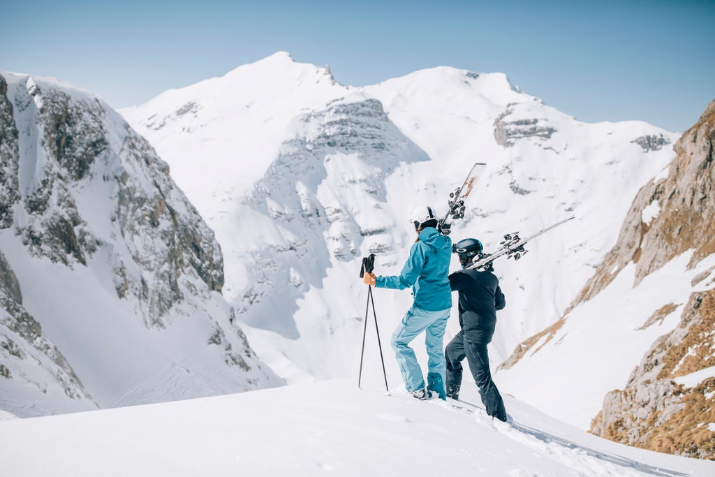 Lech Zürs_Skiers Hiking to Off-Piste Terrain_(c): Daniel Zangerl - Lech Zürs Tourismus GmbH