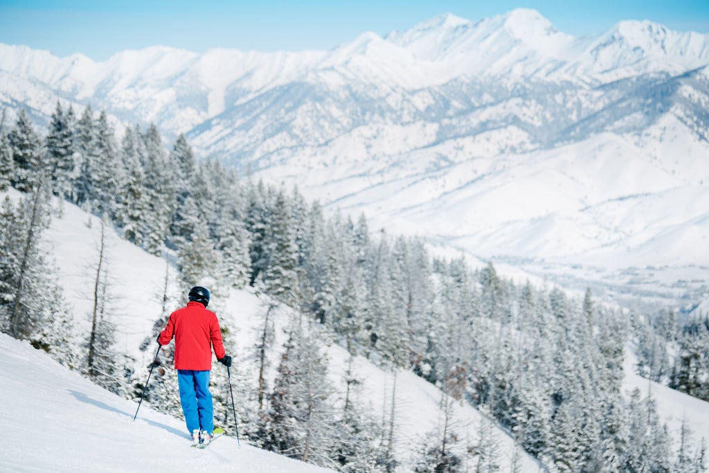 Sun Valley_Skier admiring the view_(c): Idaho Tourism