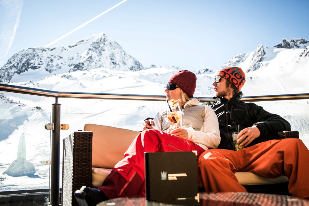 Stubaier Gletscher_Couple at Schneekristall Pavilon_(c): Christoph Schoech