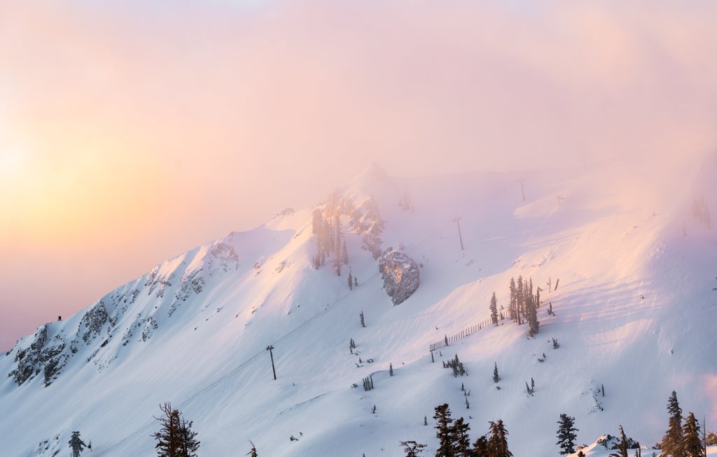 Palisades Tahoe_Winter Sunset_Hues_(c): Blake Kessler Media / Palisades Tahoe