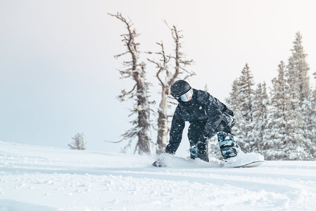 Boreal Mountain Resort_Snowboarder Hand Drag Off-Piste_(c): Boreal Mountain Resort
