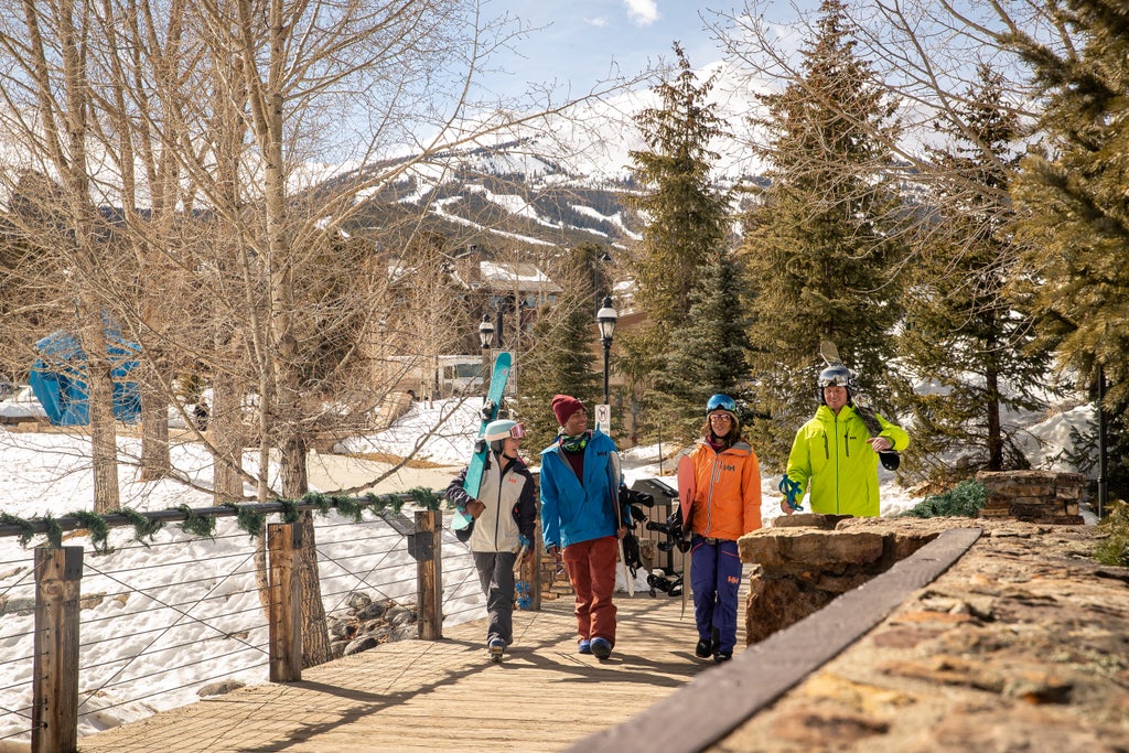 Breckenridge_Friends walk into town for apres ski_(c): Vail Resorts -- All rights reserved.