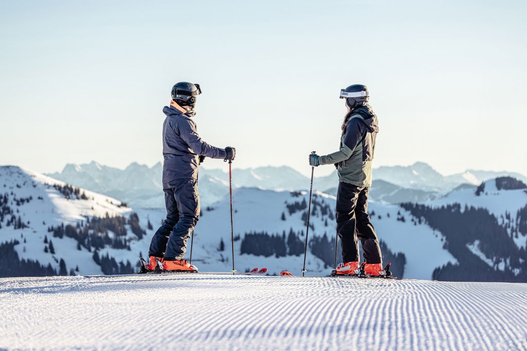 Pärchen beim Skistart am Berg mit Sonnenaufgang Alpbachtal Tourismus shootandstyle.com Alpbach