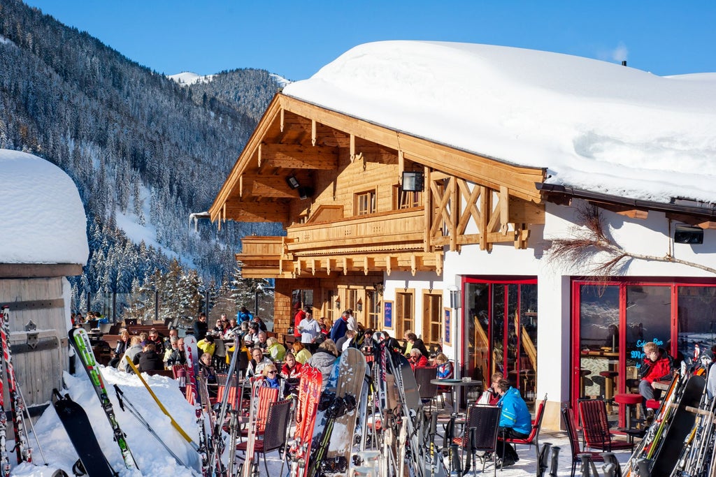 Saalbach_Après-Ski Terrace Sun_(c): Shutterstock