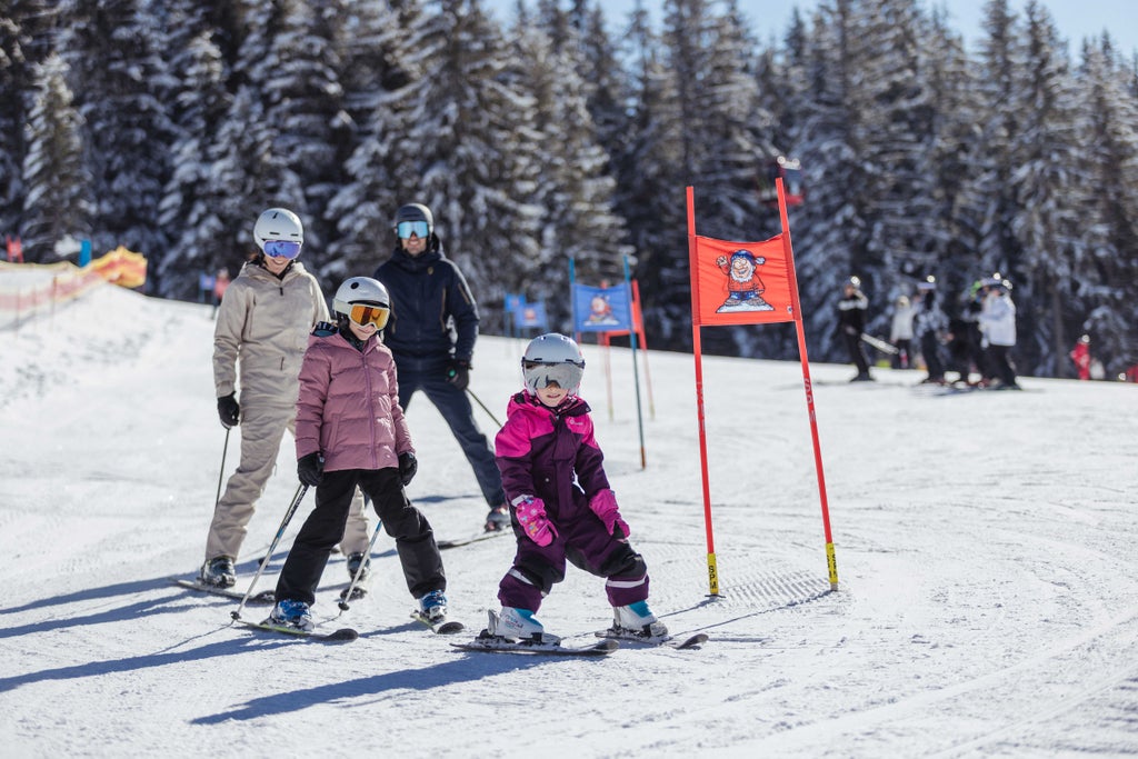 Familie im Schatzberg Zwergenland Slalom Fun©ski juwel alpbachtal wildschoenau Alpbachtal Tourismus shootandstyle.com Alpbach