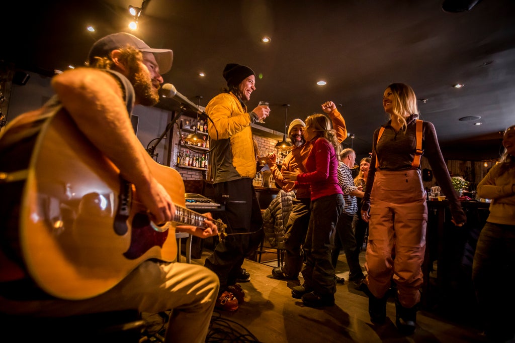 Whistler Blackcomb_Bar Fun_Live Music_(c): Tourism Whistler/Justa Jeskova