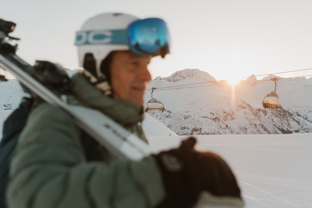 Lech Zürs_Sunset Skier_(c): Dominic Kummer - Lech Zürs Tourismus GmbH