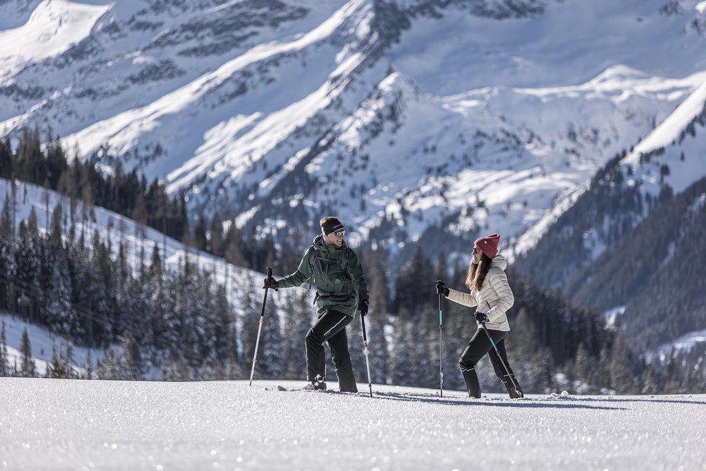 Zillertal Arena_Couple Snowshoe Hiking_(c): Zillertal Arena