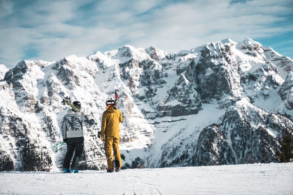 Madonna di Campiglio_Skiers admiring Dolomites peaks_(c): Camilla Pizzini