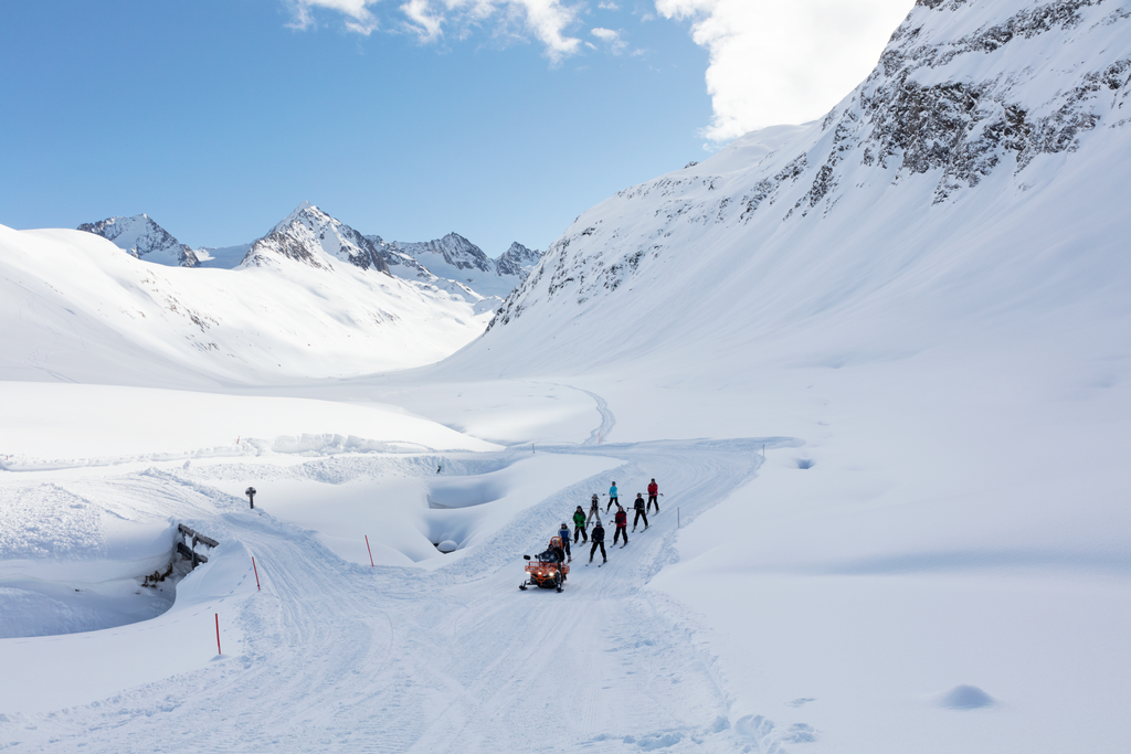 Sölden_Skiers Towed on Flat Trail_(c): Tirol Werbung_Hörterer Lisa