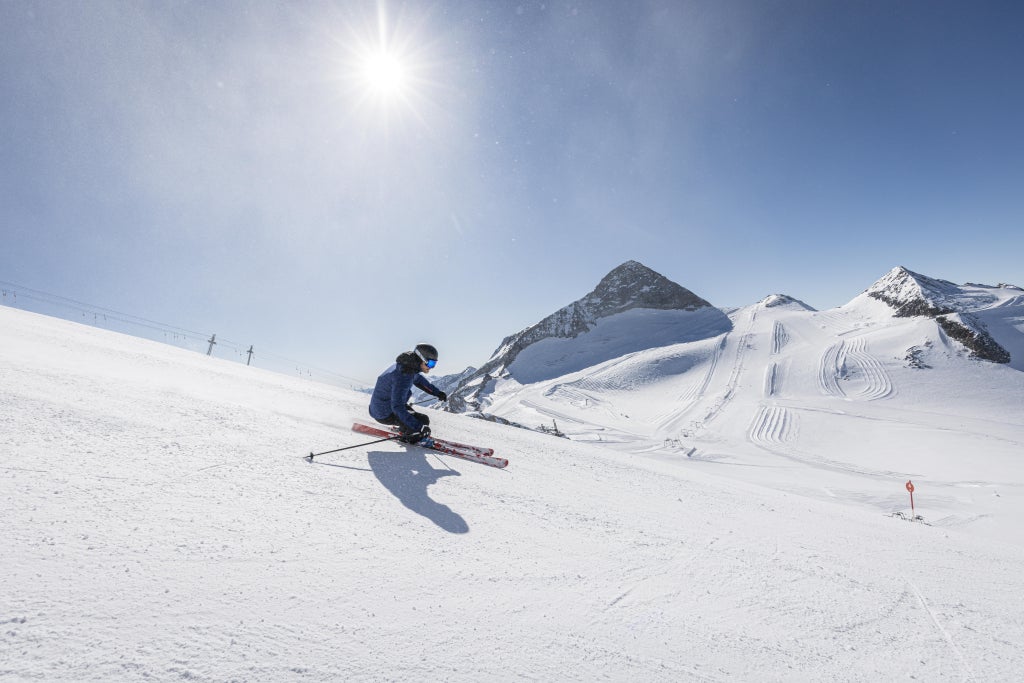 Hintertuxer Gletscher_Lone Skier_(c): shootandstyle.com
