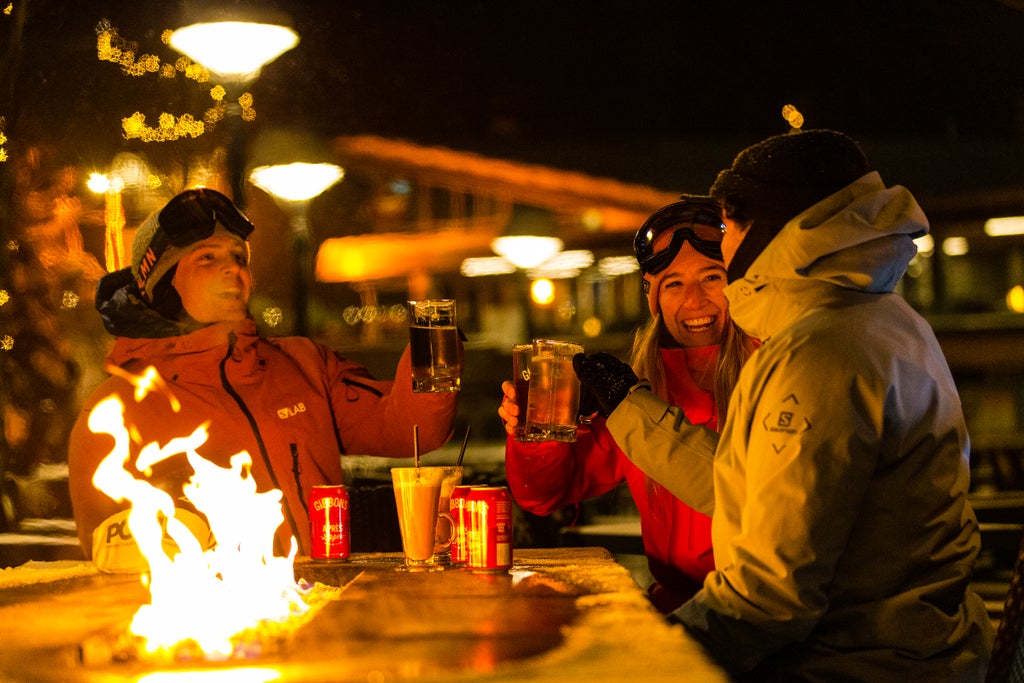 Whistler Blackcomb_Longhorn Saloon Apres Ski_(c):  Destination Canada/Grant Gunderson