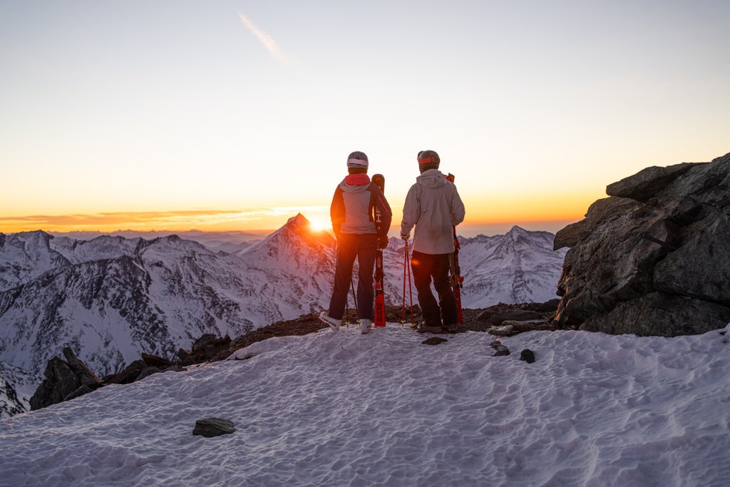Saas Fee_Skiers at sunrise_(c): Saastal Tourismus AG/Filme von draussen