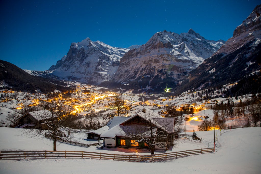 Grindelwald_Winter Night Lights in Snowy Village_(c): Jungfrau Region Tourismus AG