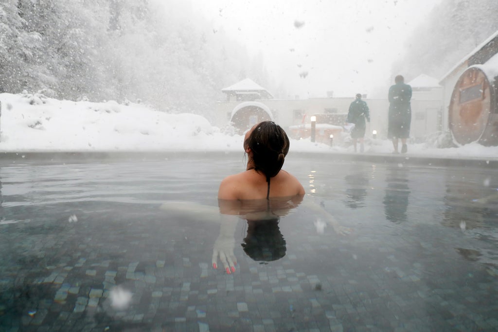 Saint Gervais_Outdoor Pool Snowfall_(c): Pascal Deloche / Godong