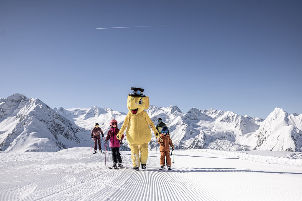 Zillertal Arena_Kids Skiing with Mascot_(c): shootandstyle.com