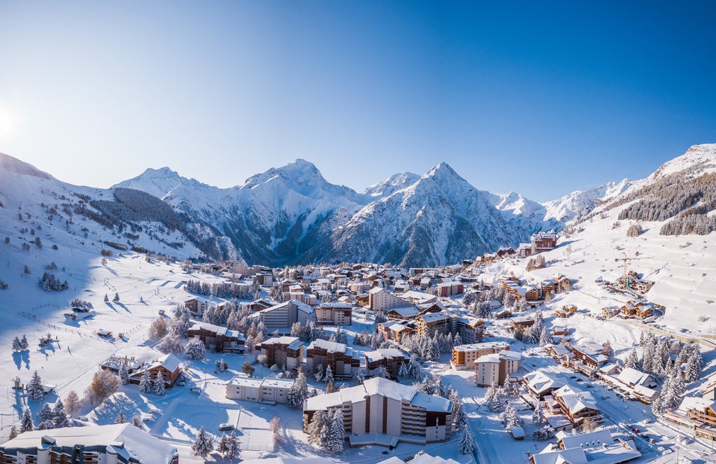 Les 2 Alpes_Aerial Valley Day_(c): Luka Leroy / Les 2 Alpes