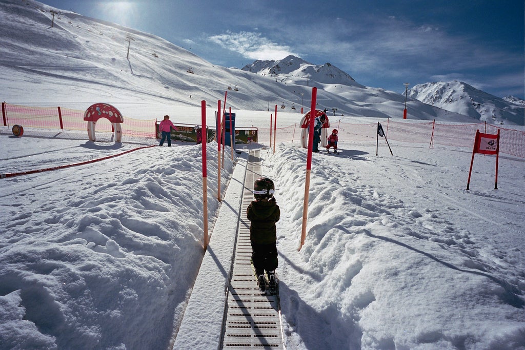 Sölden_Child on Magic Carpet Lift_(c): Tirol Werbung_Moore Casey