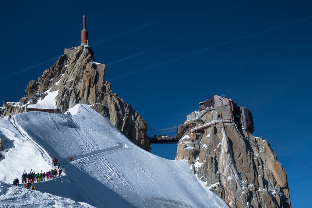 Chamonix_Vallee Blanche_Waiting Line_(c): Shutterstock