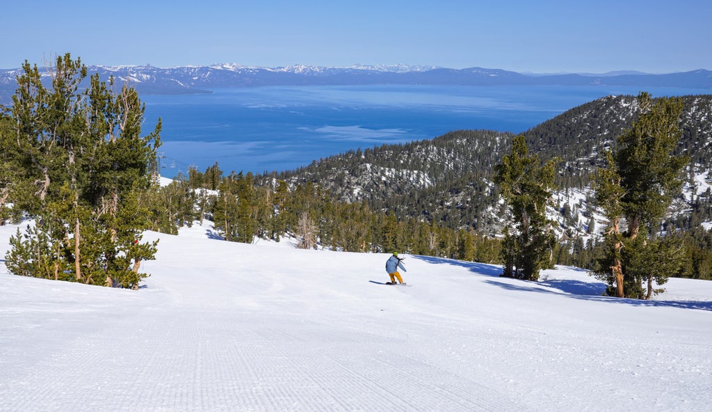 Heavenly Mountain_Snowboarder on Canyonland Trail_(c): Jack Morris