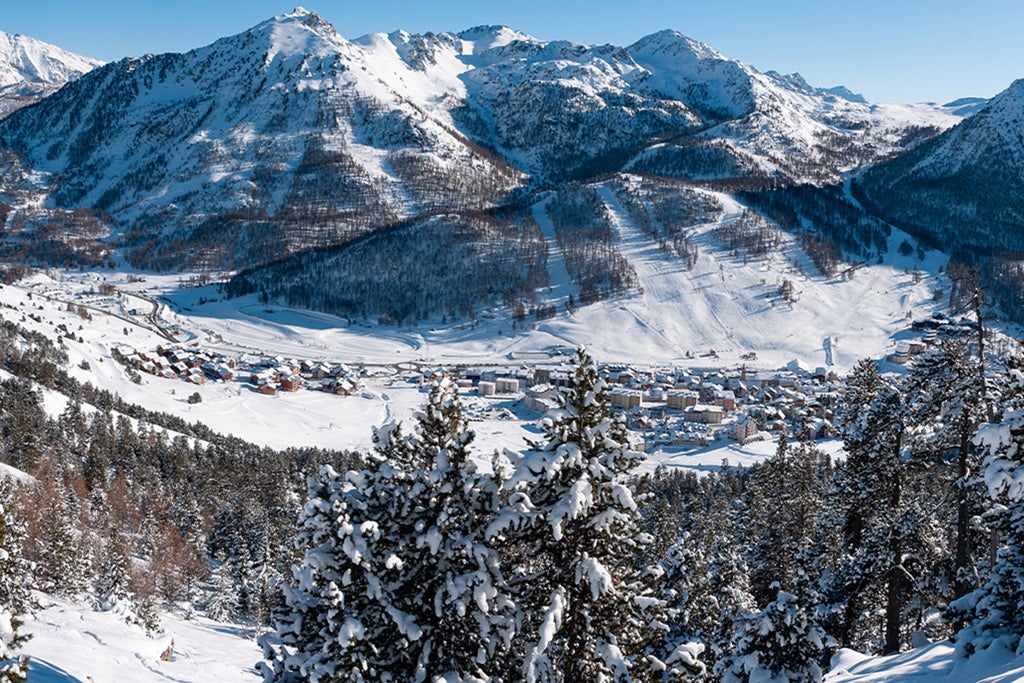 Montgenèvre - Skiing the slope with the view of the village