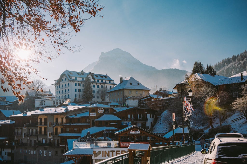 Morzine_Village and Pointe de Nyon_(c): Sam Ingles