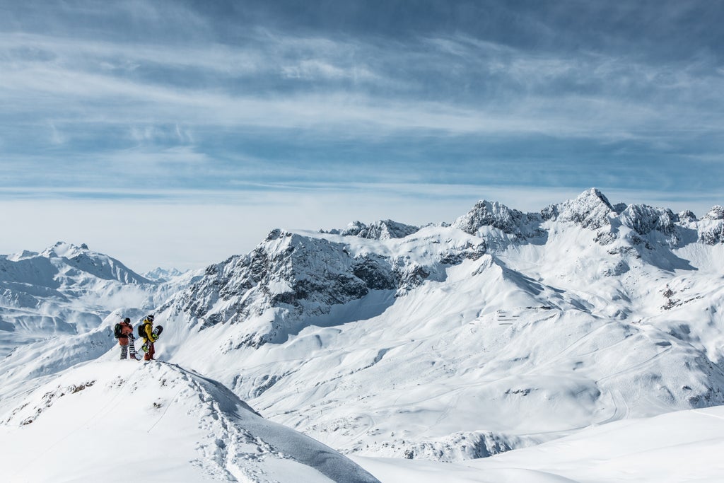 Lech Zürs_Freeride Snowboarders on Ridge_(c): Christoph Schöch - Lech Zürs Tourismus