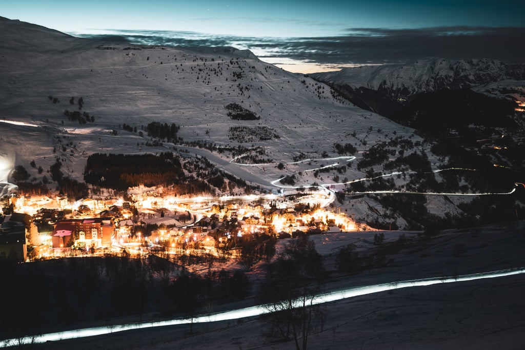Les 2 Alpes_Night Village Lights_(c): Luka Leroy / Les 2 Alpes