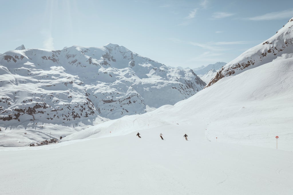 St. Anton am Arlberg_Skiers on Slope_Sunny Day_(c): Arlberg Marketing GmbH