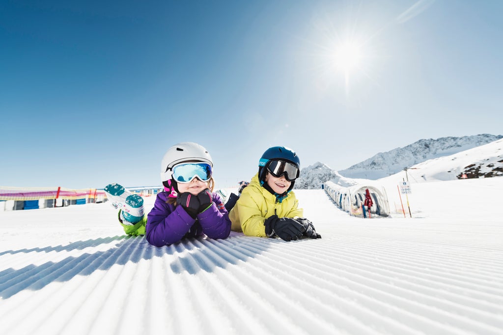 Stubaier Gletscher_Kids Relaxing on Groomed Slope_(c): Andre Schönherr