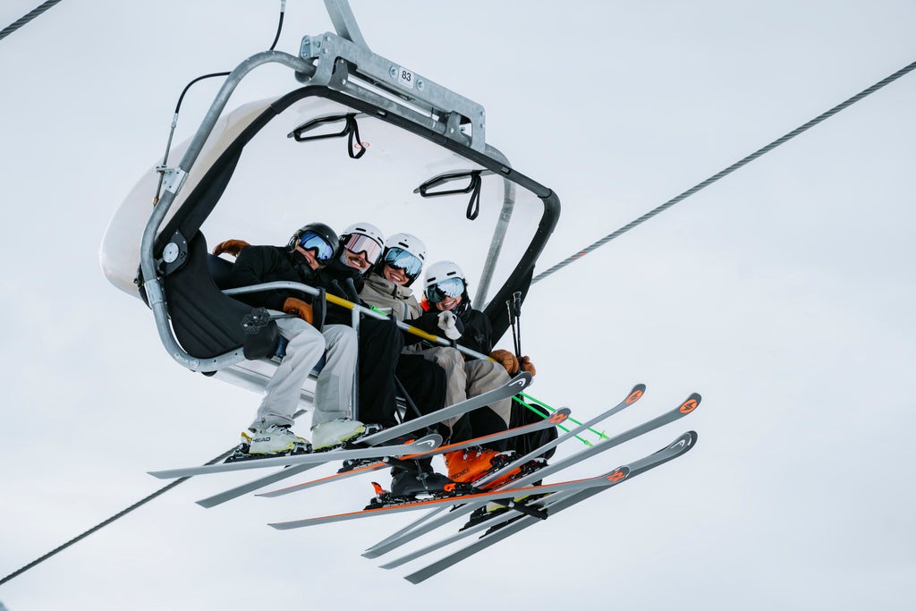 Sölden_Skiers Smiling from Chairlift_(c): Tobias Siegele