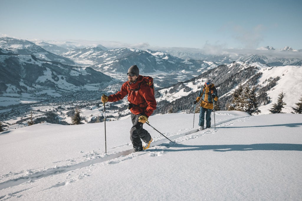 Wintersport Skitouren Kitzbuehel Bichlalm Winter Suedberge Mann Frau Aufstieg Panorama (c) Kitzbuehel Tourismus (6)