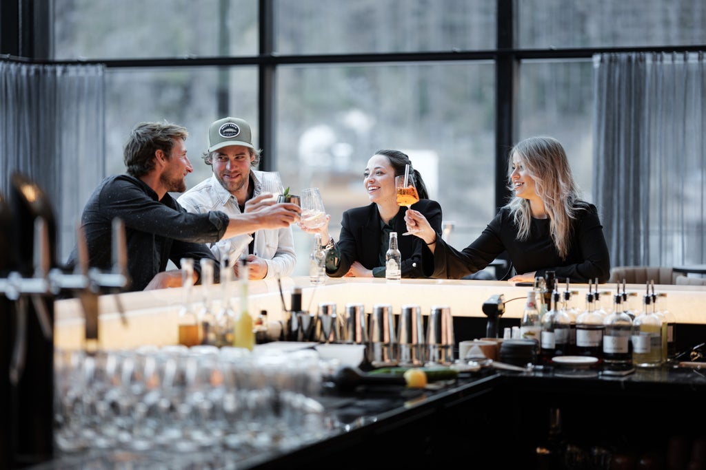 Sölden_Friends at hotel bar_(c): Aria Sadr-Salek