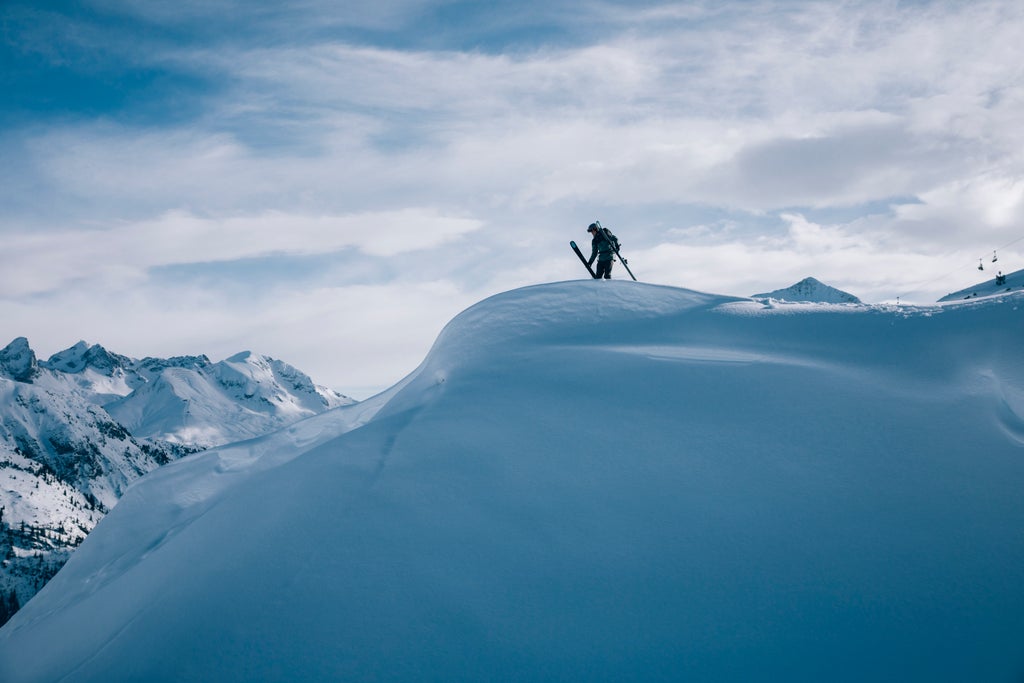 Lech Zürs_Skier on Ridge Ready for Freeride_(c): Daniel Zangerl - Lech Zürs Tourismus