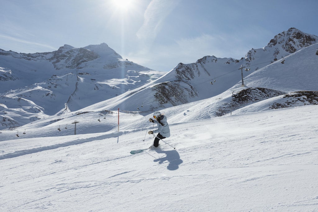 Hintertuxer Gletscher_Skier on Empty Groomed Slope_(c): Hintertuxer Gletscher
