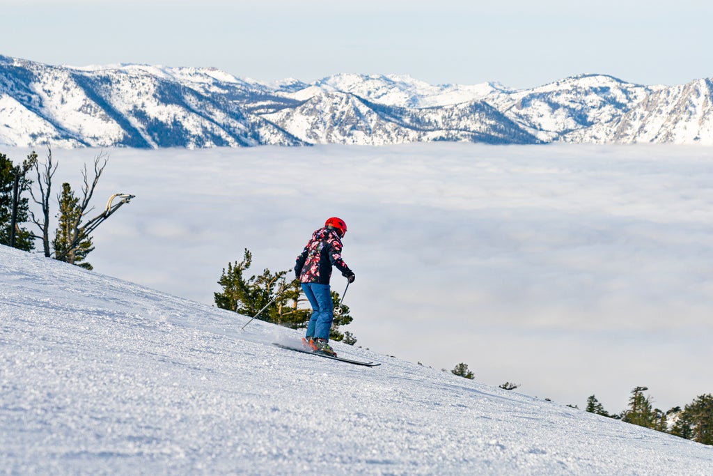 Heavenly Mountain_Skier Above Cloud-Filled Valley_(c): Jimmy Pollock