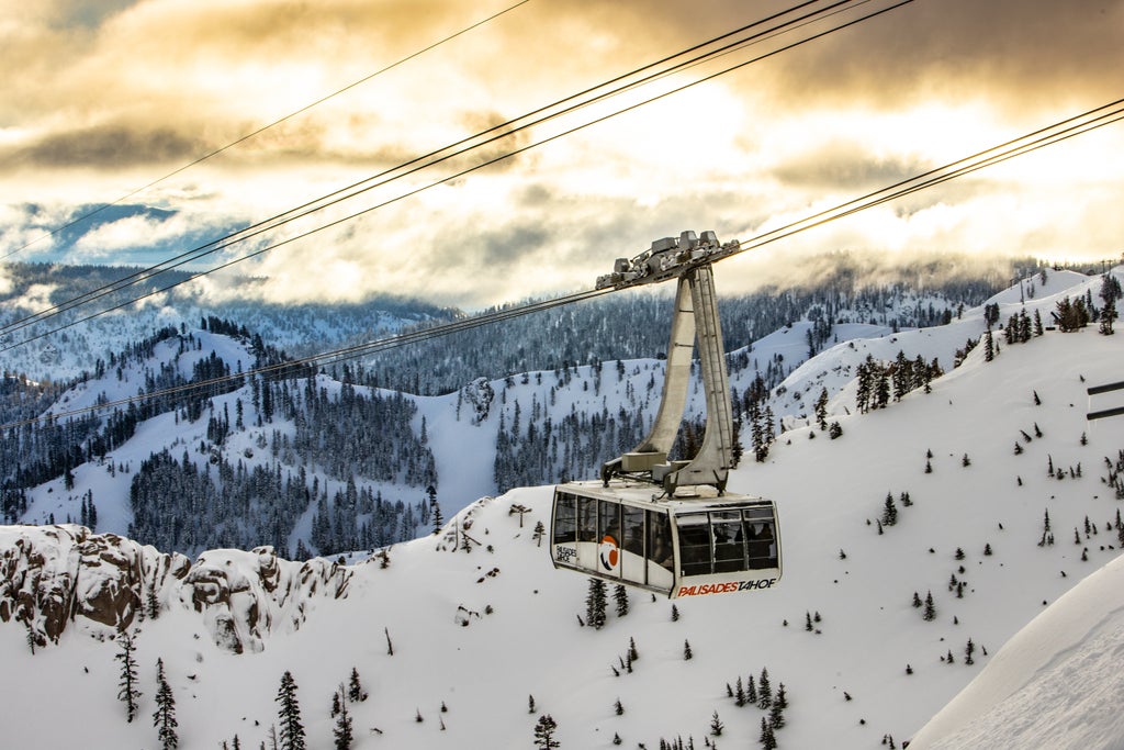 Palisades Tahoe_Aerial Tram_Sunrise Clouds_(c): Grant Kaye