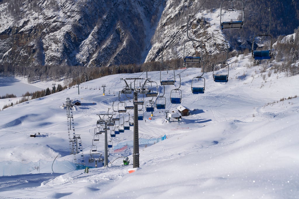Chamois_Sunny Day at the Resort_(c): Gianluca Gobbi