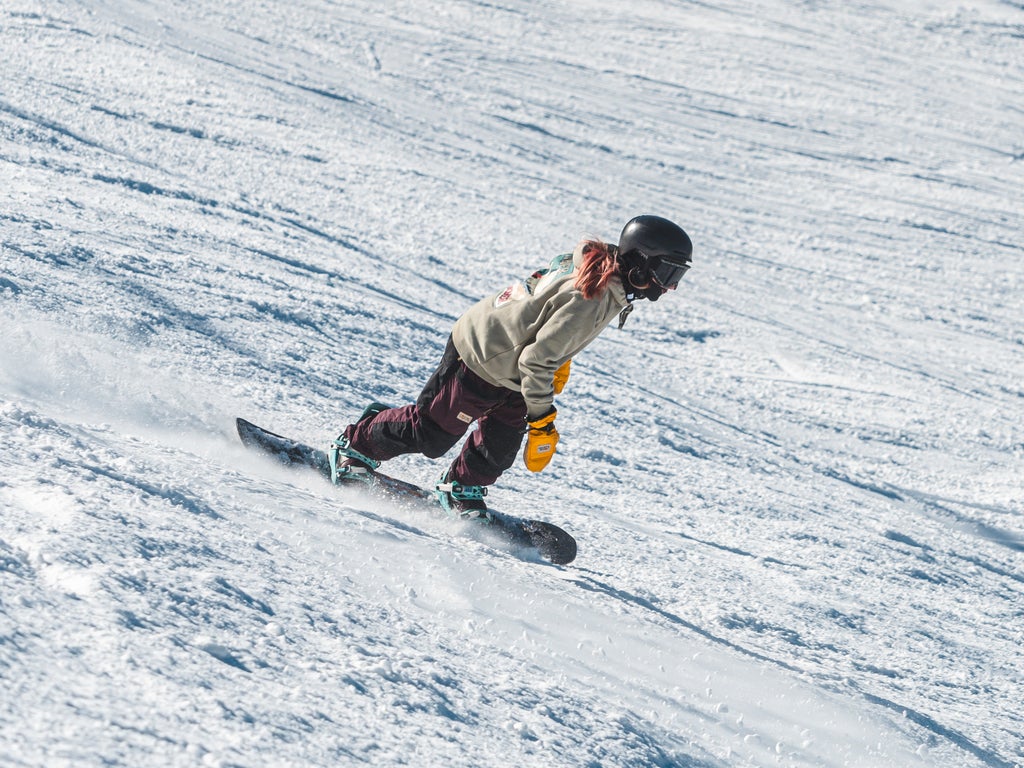 Boreal Mountain Resort_Female Snowboarder Carving_(c): Boreal Mountain Resort