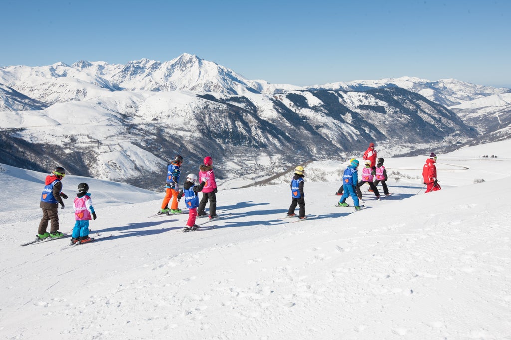 Peyragudes_ESF Kids_Ski Group on Slopes_(c): Pierre Brunet