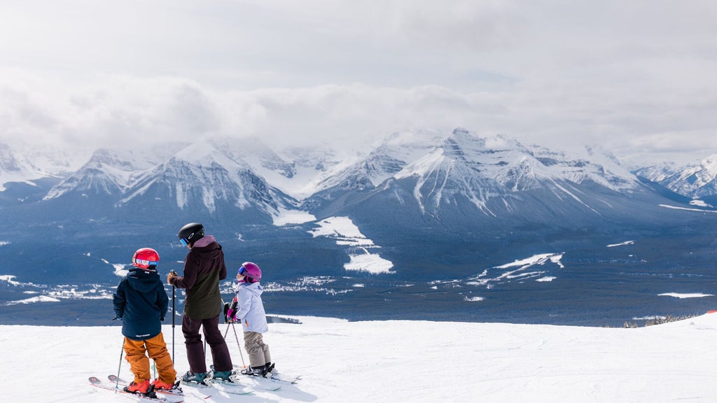Lake Louise_Family Ski Day_(c): SkiBig3 / Royce Sihlis