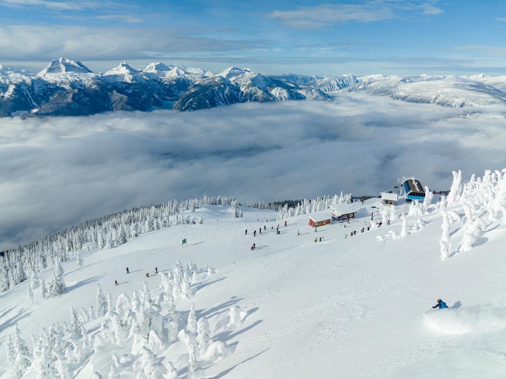 Medium-2400px-147484-Revelstoke-©Destination BC:Reuben Krabbe
