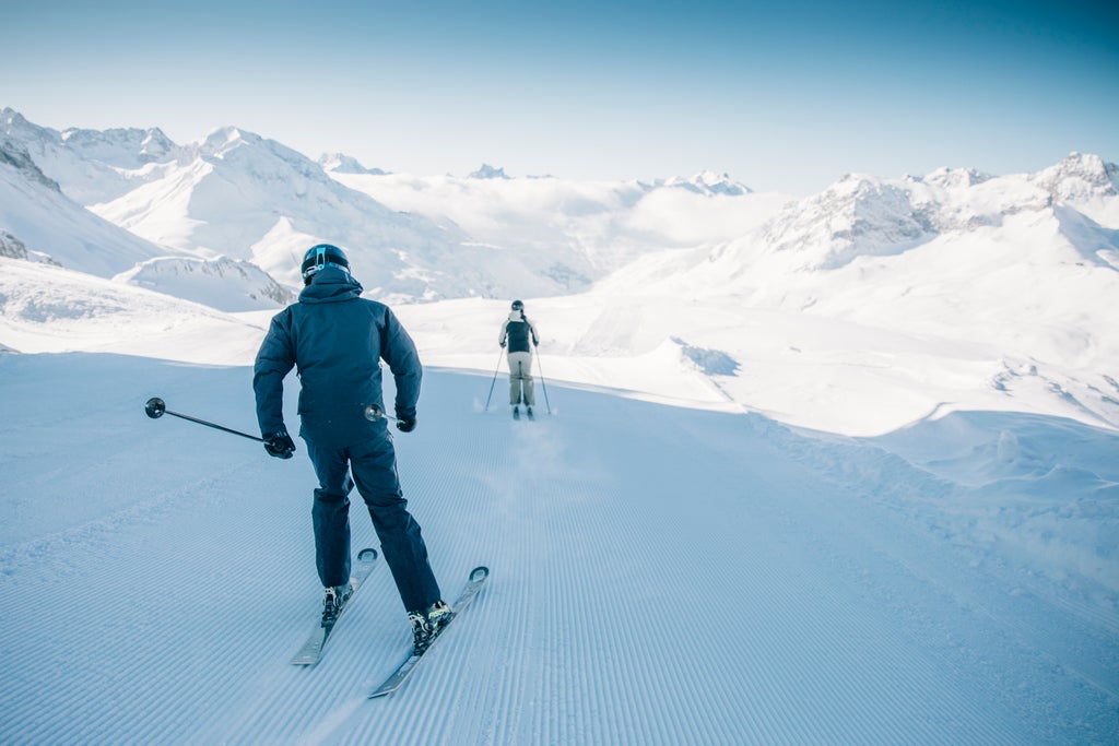 Lech Zürs_Morning Ski on Groomed Slope_(c): Daniel Zangerl - Lech Zürs Tourismus GmbH