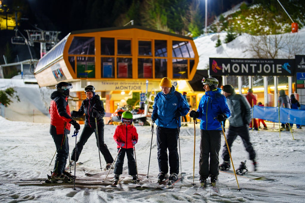 Le Lac Blanc_Night Skiers_(c): Bartosch Salmanski