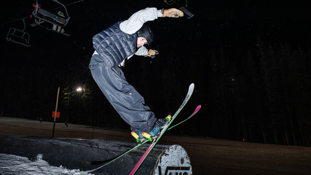 Mount Norquay_Snow Park_Night Ski Rail Trick_(c): SkiBig3 / Nick Hase